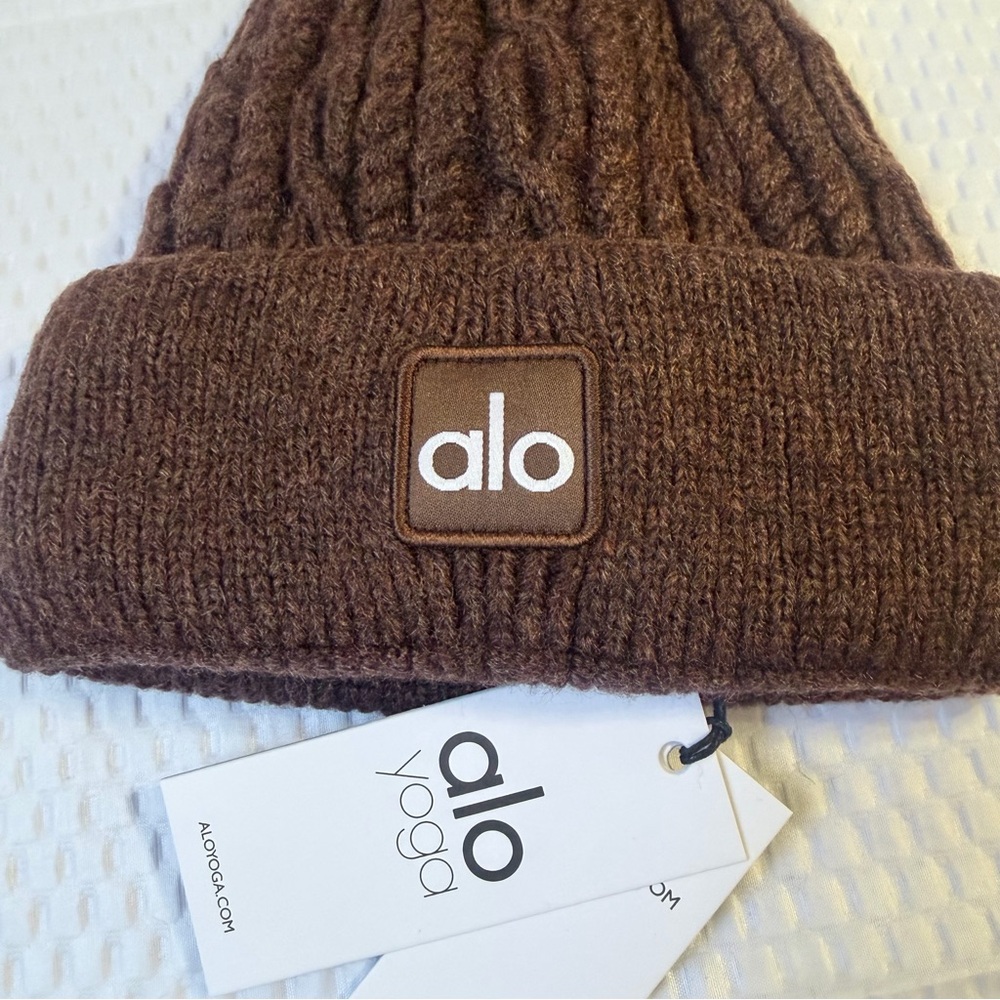 AUTHENTIC WOMEN’S ALO YOGA CHOCOLATE BROWN CABLE KNIT BEANIE WITH POM POM LUXURY